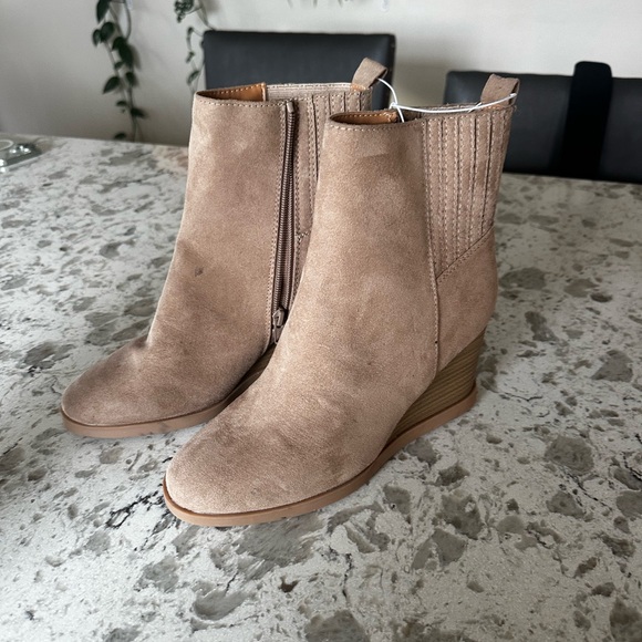 Stylish Tan Wedge Universal Thread Ankle Boots - Picture 2 of 7